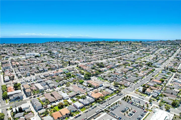Beautiful coastal community with moderate temperatures and sea breezes!