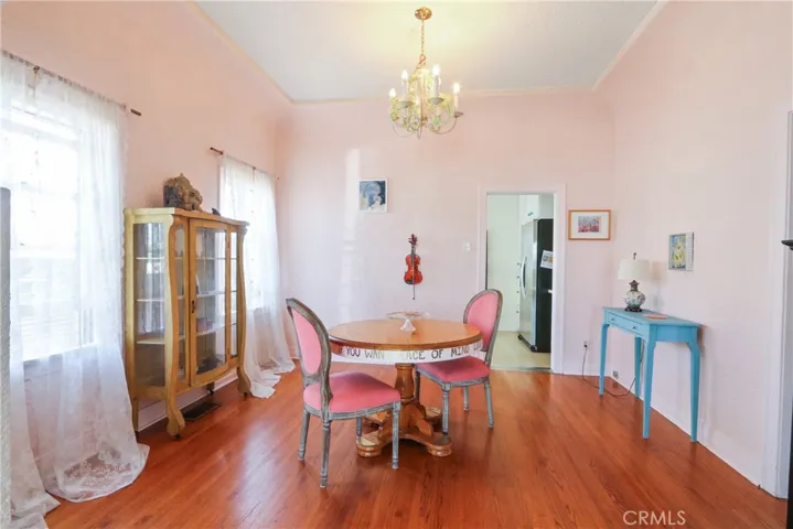 Hardwood Oak flooring and texture walls in formal ding room.