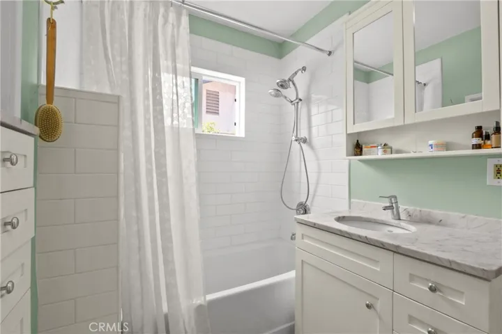 Full bath in hall way!