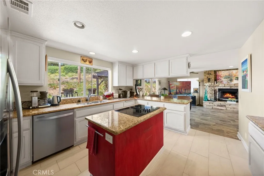 Spacious Kitchen with island & breakfast bar
