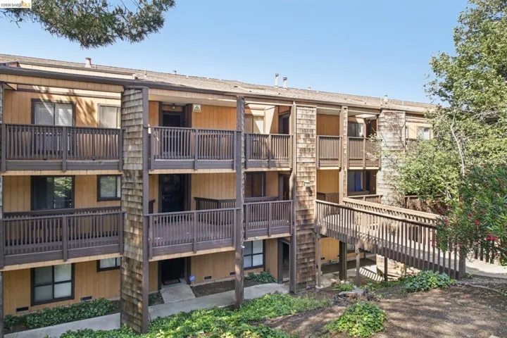 View of apartment building / complex