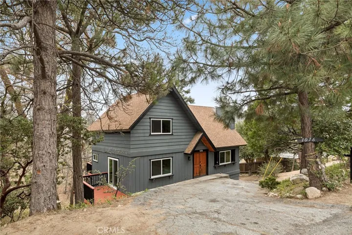 Great curb appeal w/ 2 car parking