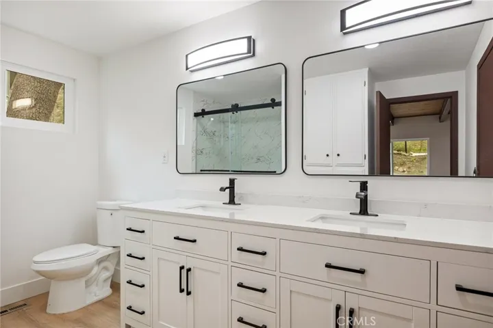 En suite primary bath