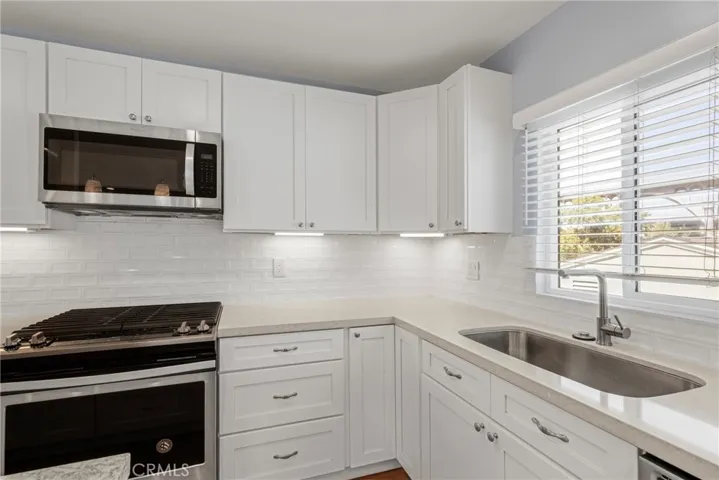 1 bdrm kitchen stove built in microwave