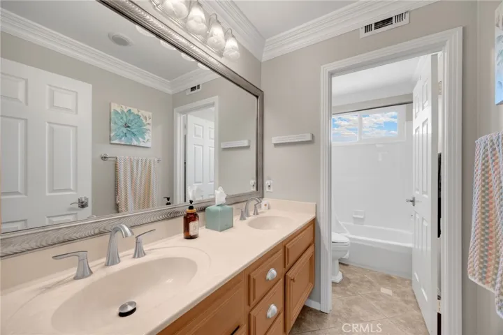 Upstairs secondary bathroom