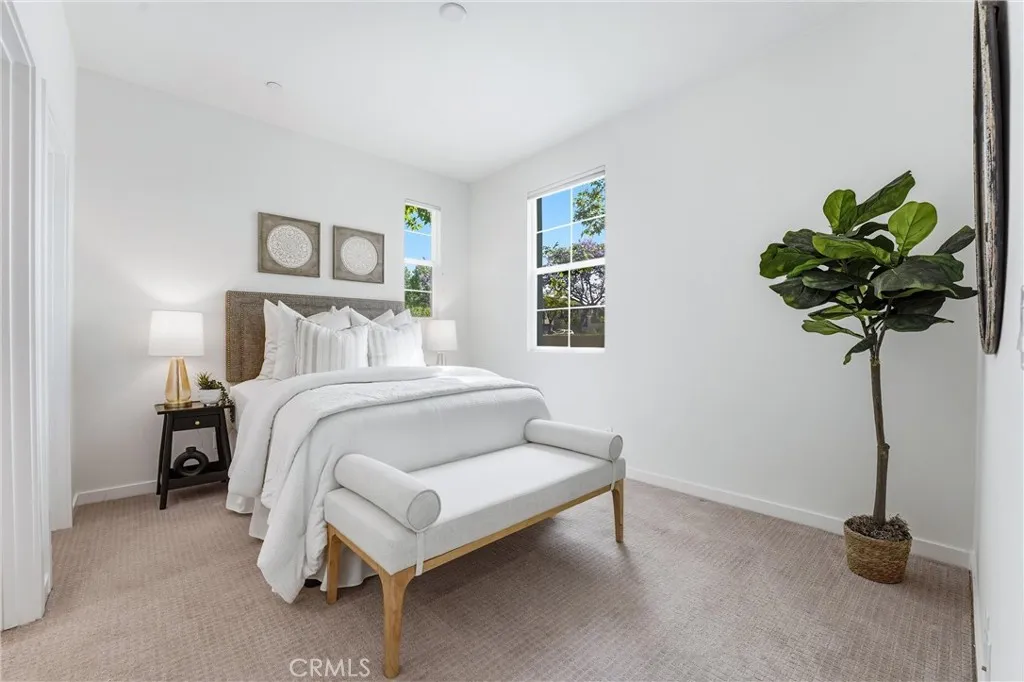 Main Floor En suite perfect for guests, extended stays or an office space