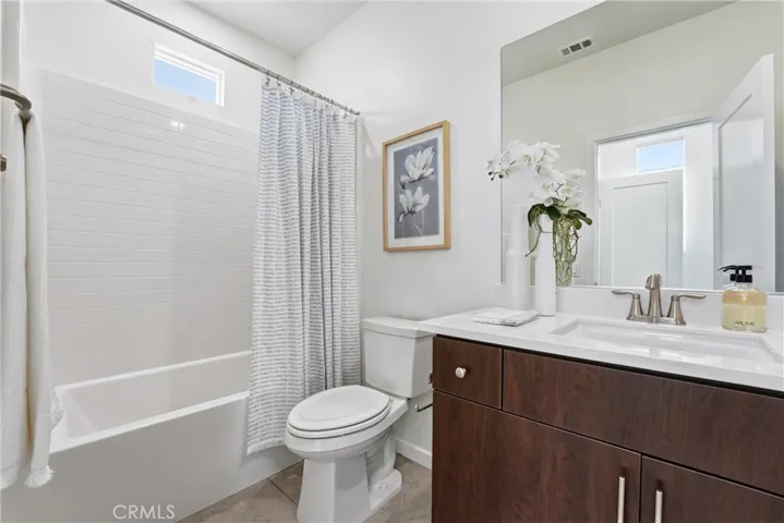 Secondary bath upper level
