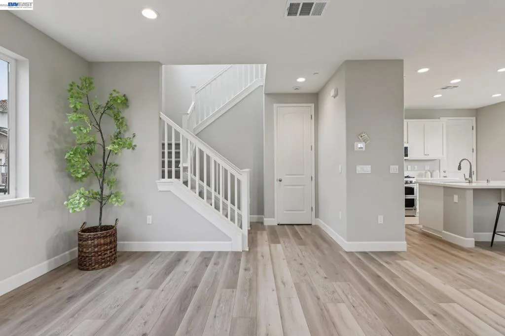 Stairs with upgraded open handrail