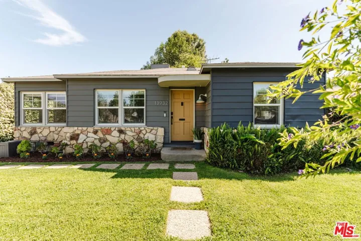 13932 Hamlin Street, Valley Glen, California 91401