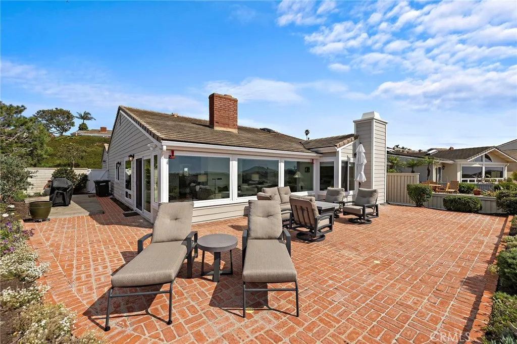 Patio/yard to enjoy beautiful sunsets and ocean views