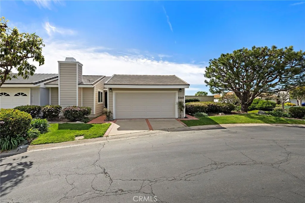 End unit in cul de sac w/ attached 2 car garage