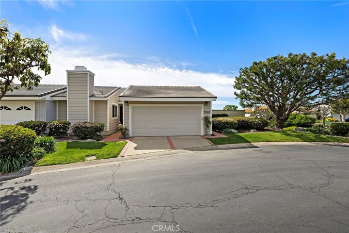 End unit in cul de sac w/ attached 2 car garage