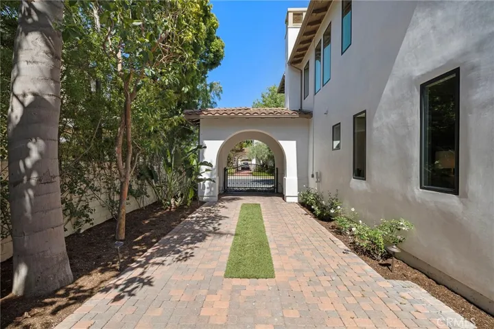 15 Seabluff, Newport Beach, California 92660