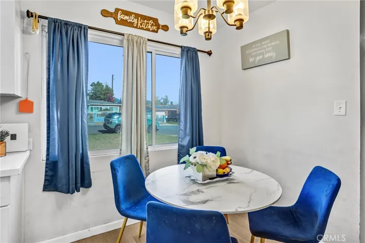Kitchen Dining Area