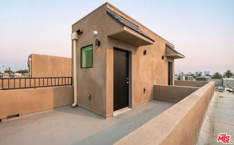 552 N Hobart Boulevard 316, Los Angeles, California 90004