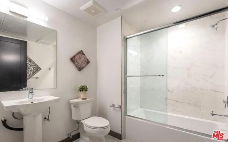 552 N Hobart Boulevard 316, Los Angeles, California 90004
