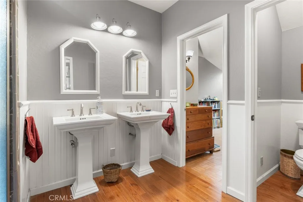 Primary- double sinks and private loo room