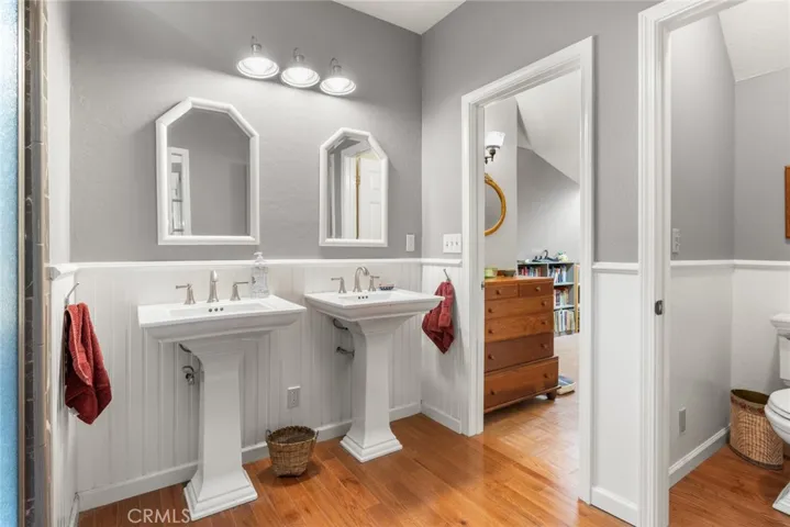 Primary- double sinks and private loo room