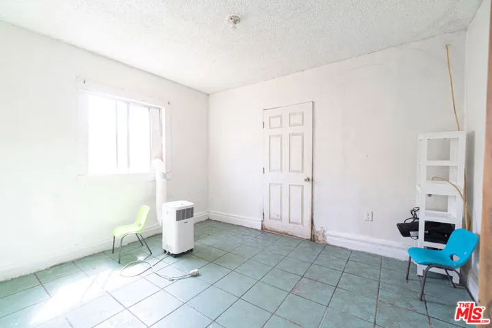 956 E 33rd Street, Los Angeles, California 90011