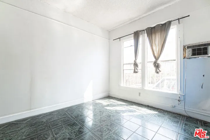 956 E 33rd Street, Los Angeles, California 90011