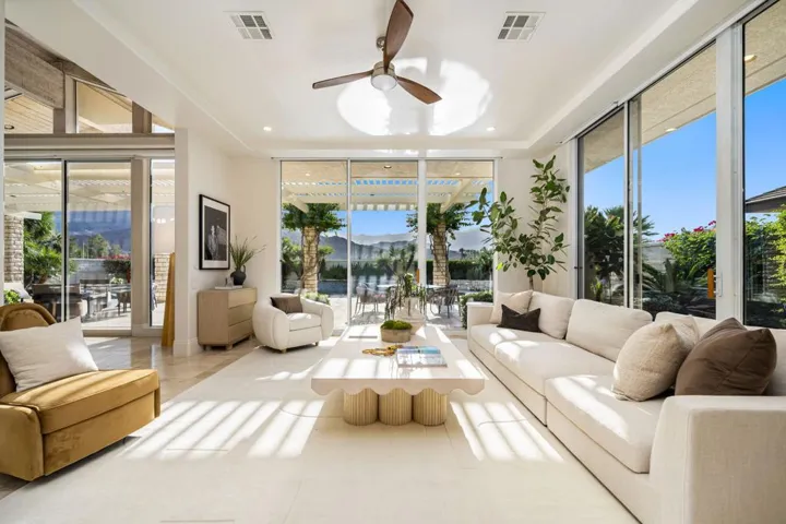 Sitting area off kitchen with views