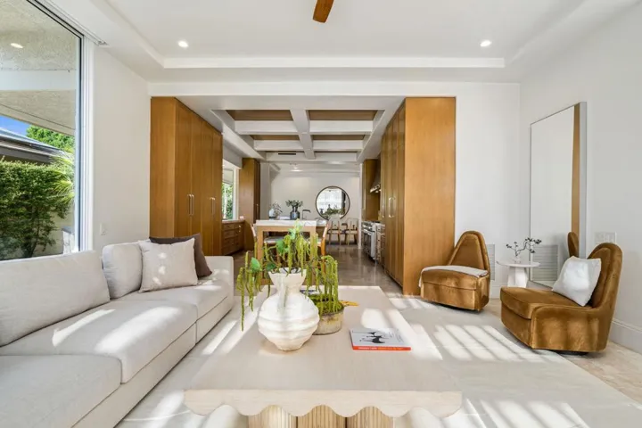 Sitting area off kitchen