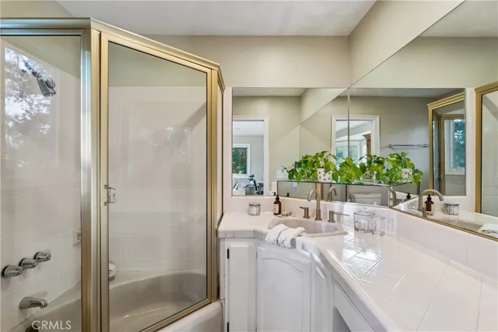 Ensuite bathroom to primary bedroom