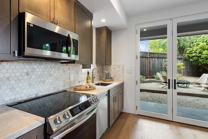 141 Lake Road, Portola Valley, California 94028
