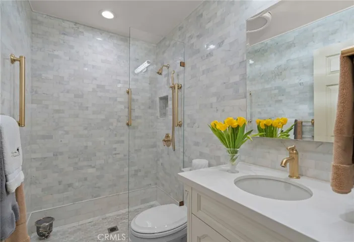 Downstairs en suite bathroom