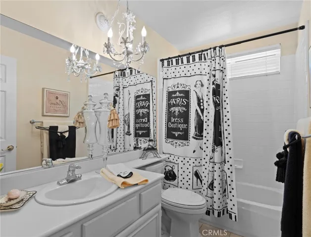 Upstairs bedroom en suite bathroom