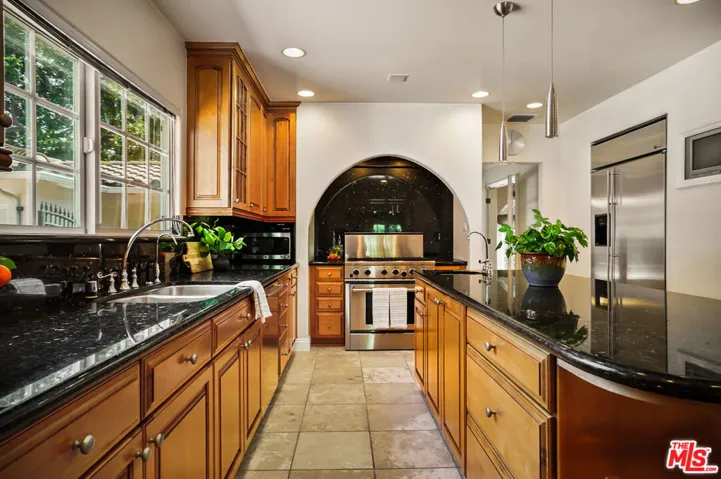 10655 Camarillo Street, Toluca Lake, California 91602