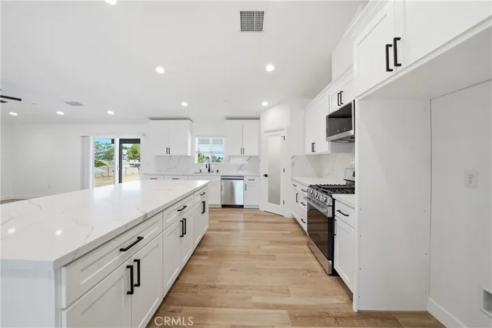 18090 Hinton, Hesperia, California 92345