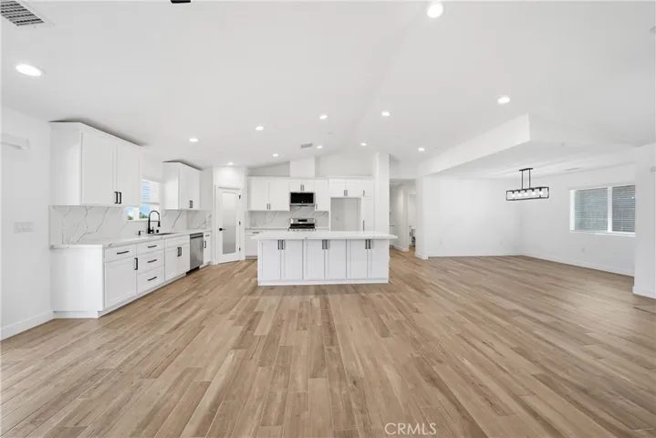 18090 Hinton, Hesperia, California 92345