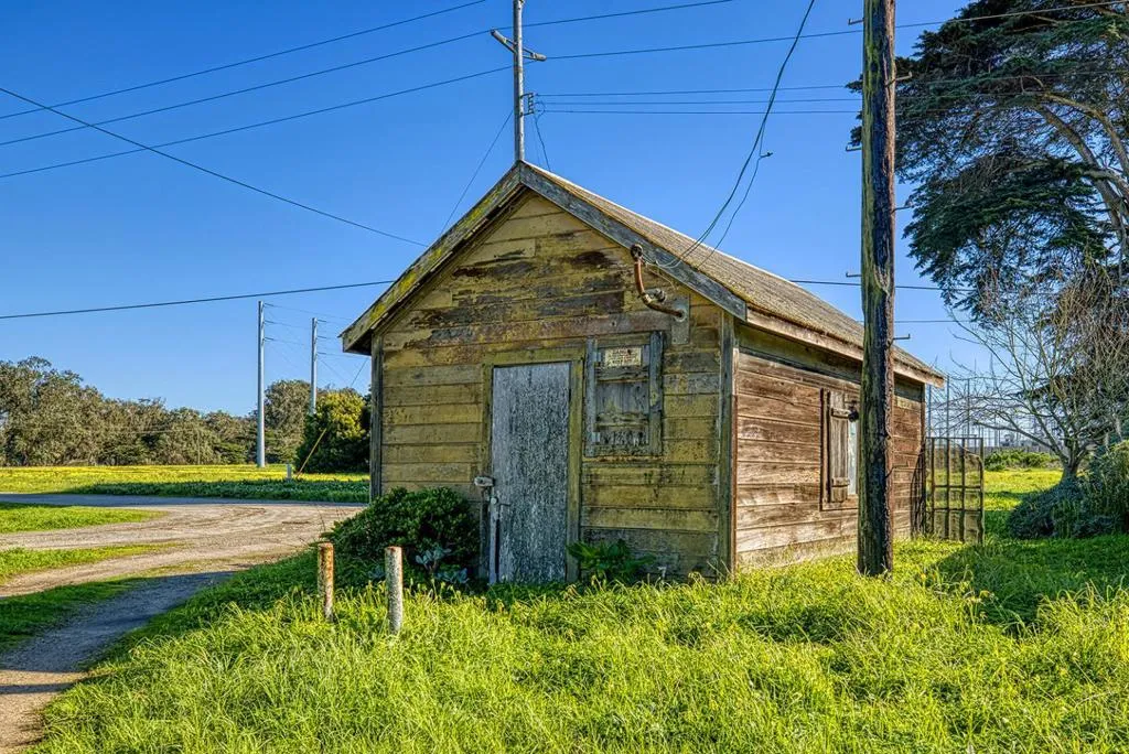 1 car garage/barn