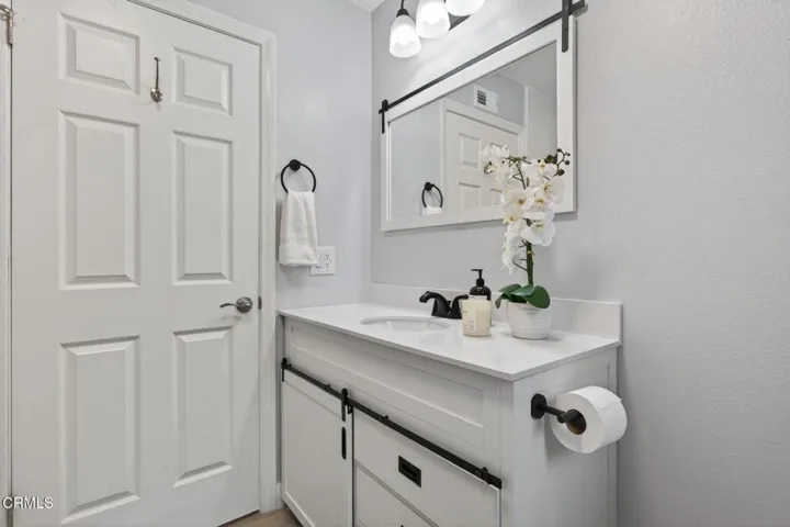 56-web-or-mls-UpmarketMedia-595SLa-089