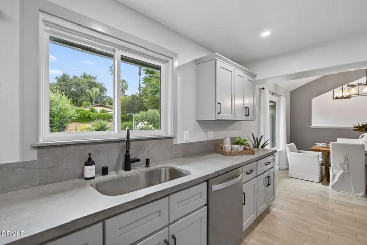 37-web-or-mls-UpmarketMedia-595SLa-033