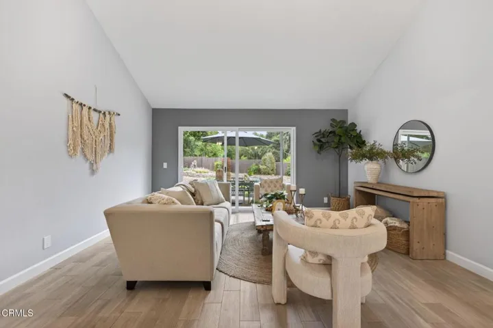 43-web-or-mls-UpmarketMedia-595SLa-049
