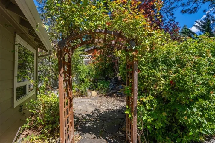 818 Deas, Mount Shasta, California 96067