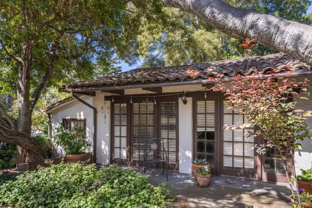 Detached guest house