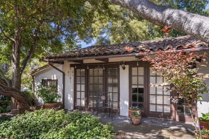 Detached guest house