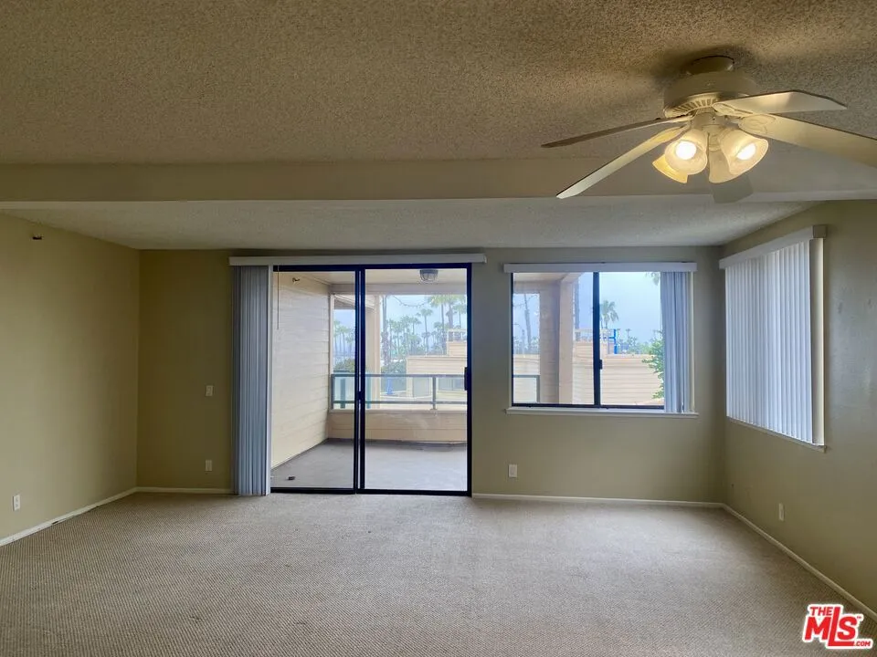SPACIOUS LIVING/DINING ROOM