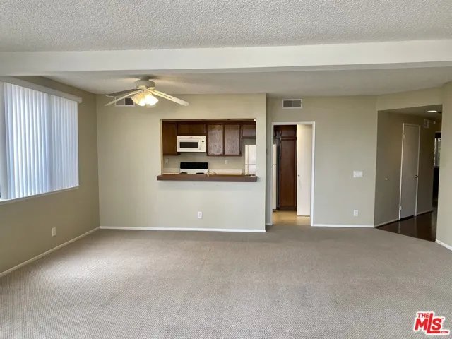 SPACIOUS LIVING/DINING ROOM