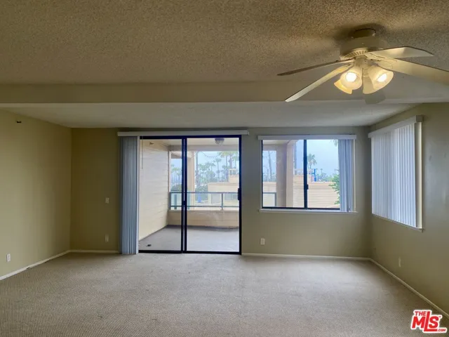 SPACIOUS LIVING/DINING ROOM