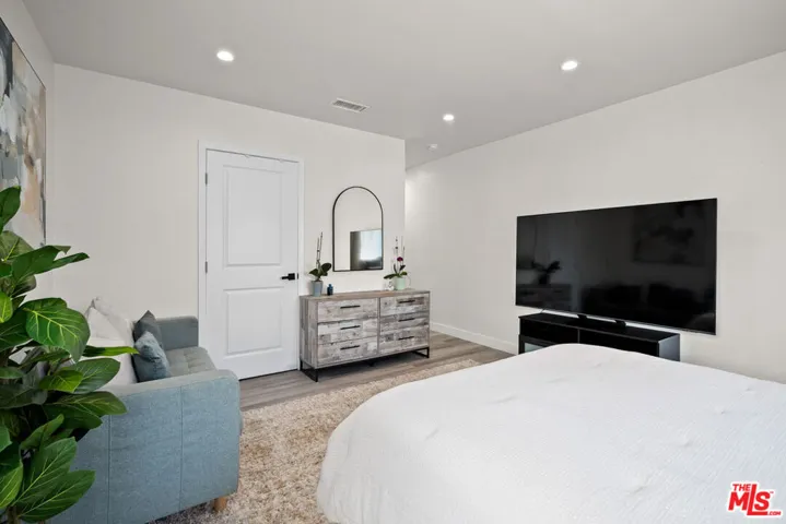 14346 Killion Street, Sherman Oaks, California 91401