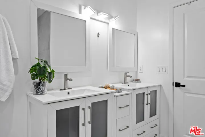 14346 Killion Street, Sherman Oaks, California 91401