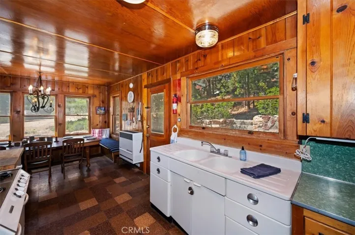 4 Lakeview Track, Fawnskin, California 92333