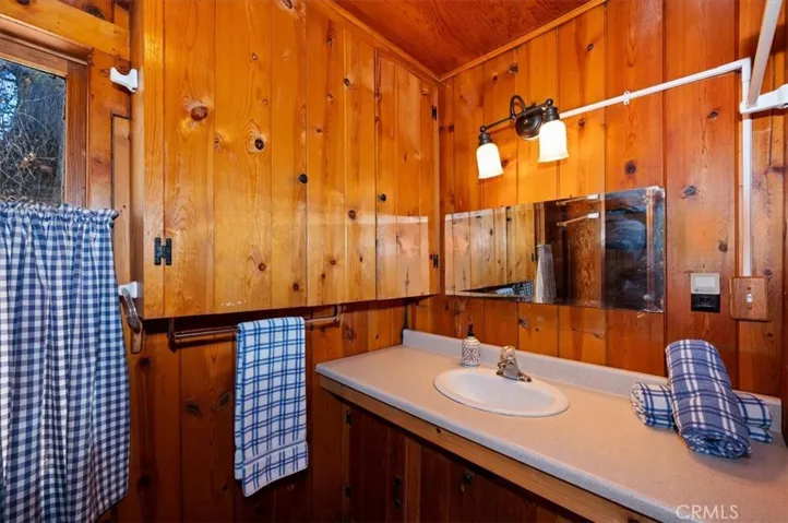 4 Lakeview Track, Fawnskin, California 92333