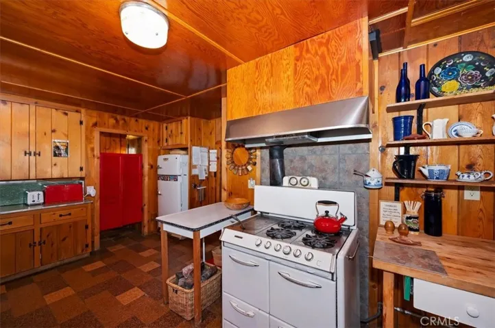4 Lakeview Track, Fawnskin, California 92333