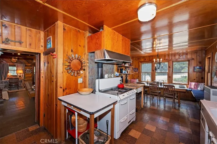 4 Lakeview Track, Fawnskin, California 92333