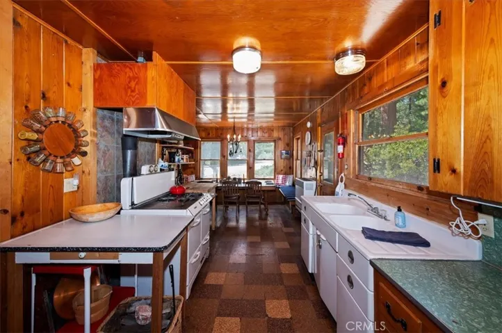 4 Lakeview Track, Fawnskin, California 92333